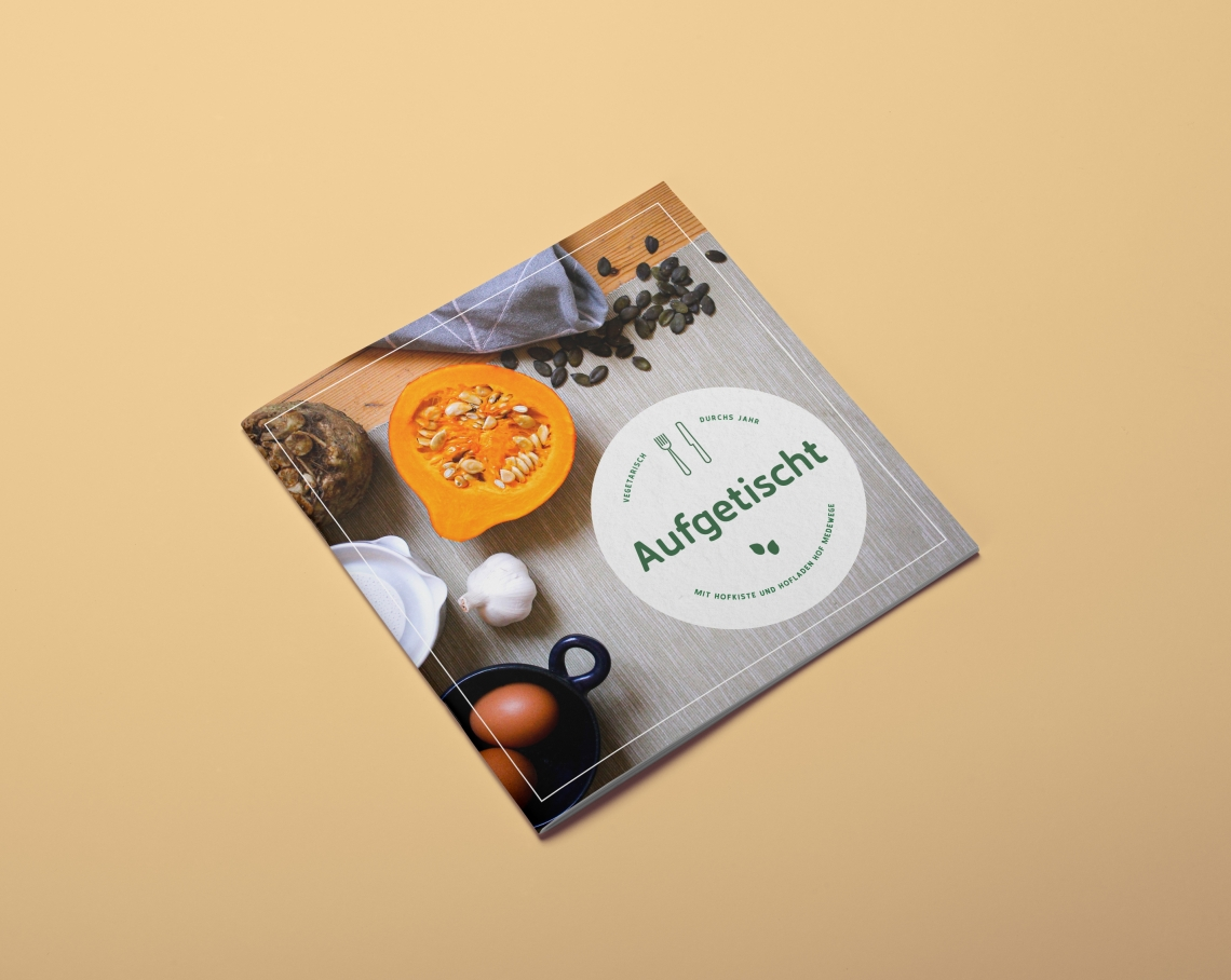 Aufgetischt Kochbuch auf hellem Hintergrund