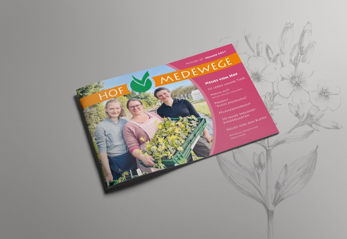 Titelblatt des Hofmagazins 'Hof Medewege' mit drei Personen, die eine Kiste mit Pflanzen halten, und Themen wie 'Neues vom Hof' und '10 Jahre Waldhof'