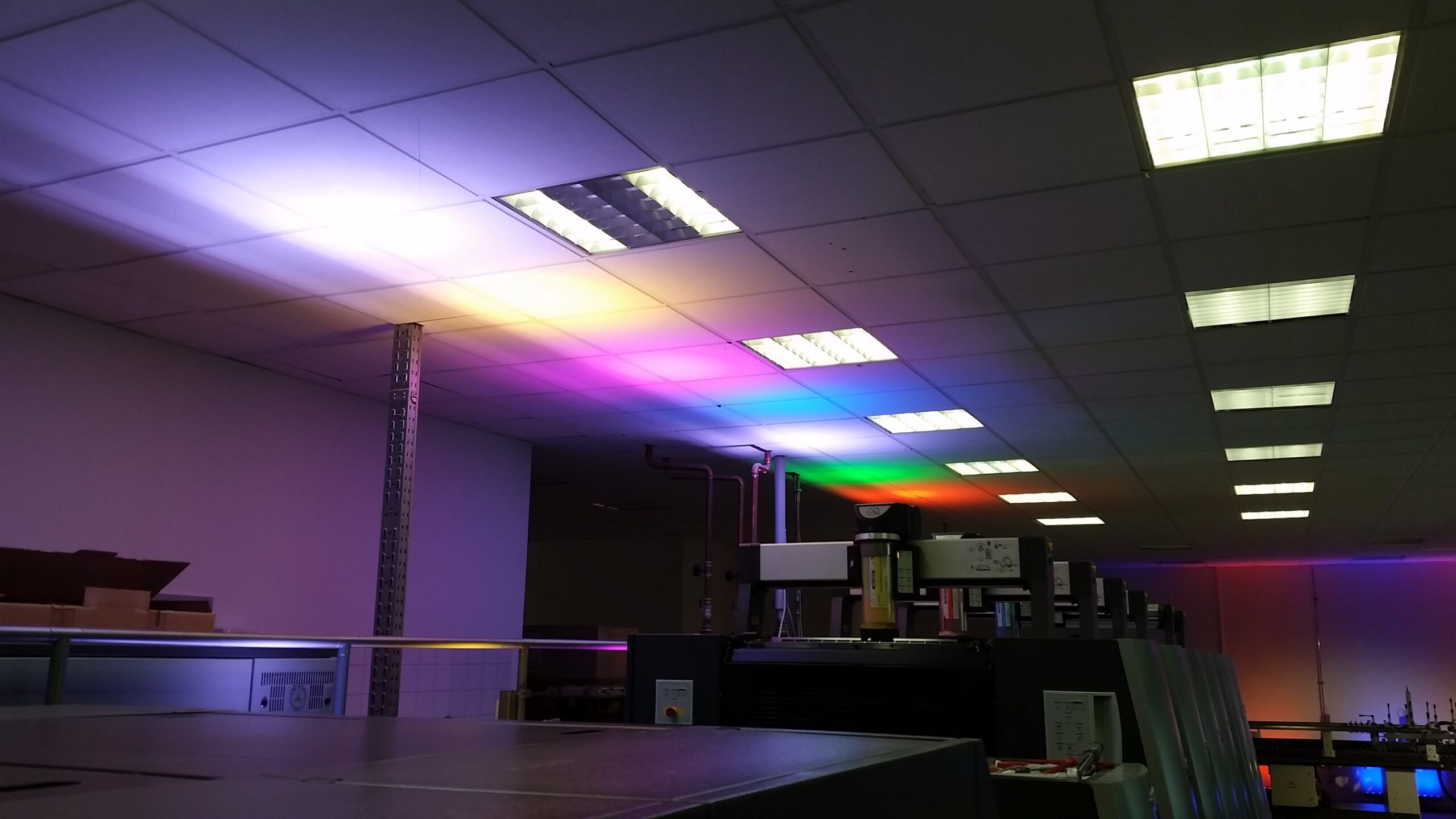 Buntes Licht über einer industriellen Druckmaschine
