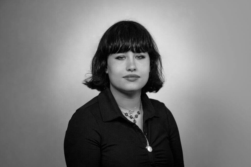 Portrait einer Frau mit kurzem, dunklem Haar und Kette