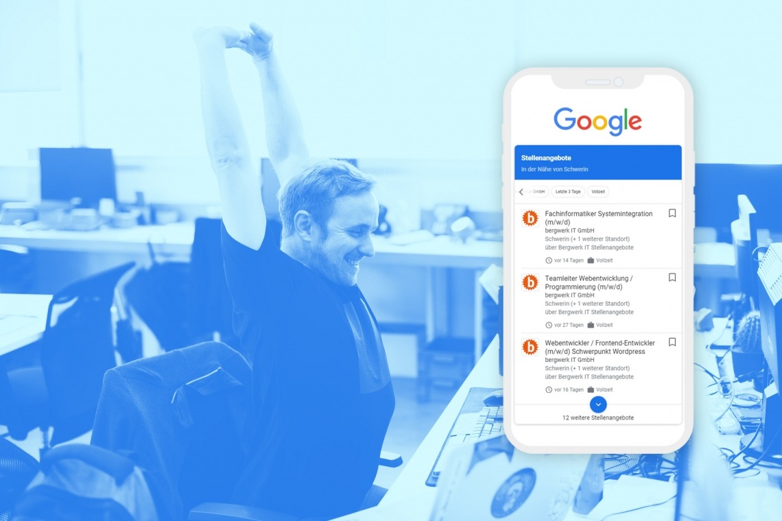 Mann im Büro streckt sich vor einem Smartphone mit Google-Stellenangeboten