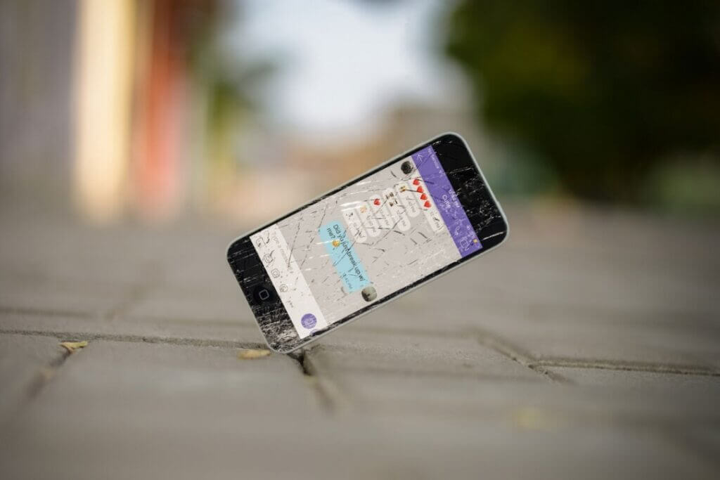 Kaputtes I-Phone schlägt auf den Geweg auf 