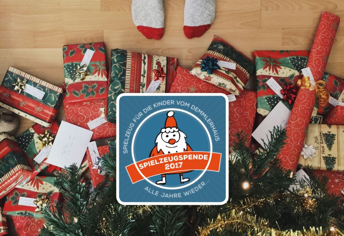 Weihnachtliche Spielzeugspende 2017 mit Geschenken unter dem Baum