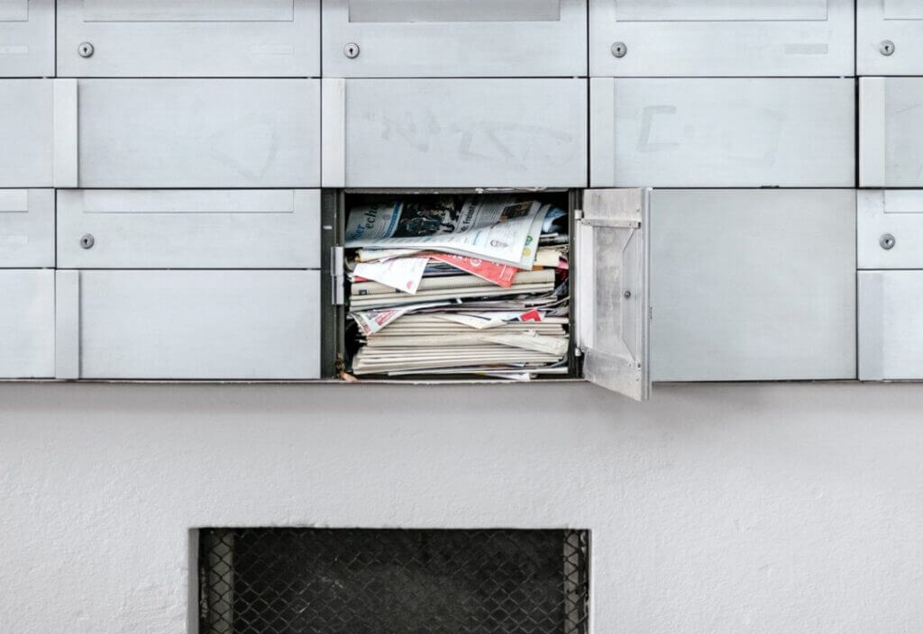 Vollgestopfter Briefkasten