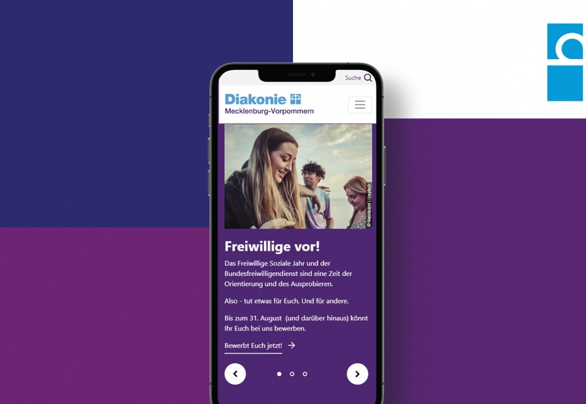 Smartphone zeigt Website der Diakonie Mecklenburg-Vorpommern mit Informationen zum Freiwilligen Sozialen Jahr.