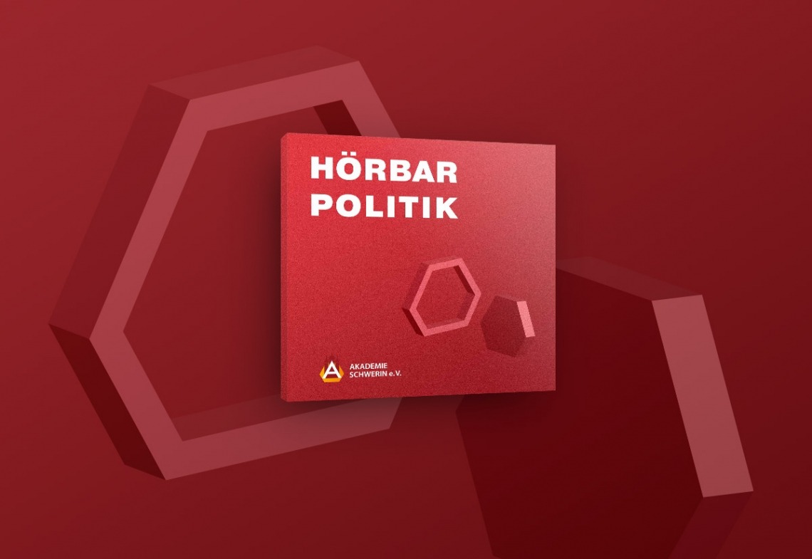 Rotes Buch mit dem Titel 'Hörbar Politik' und Logo der Akademie Schwerin e.V.