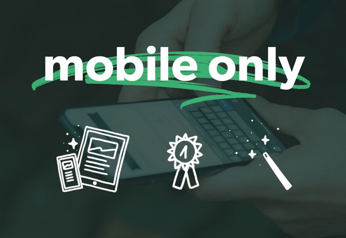 Text 'mobile only' mit grüner Unterstreichung über einem Smartphone, umgeben von Symbolen für Dokumente, Auszeichnung und Zauberstab