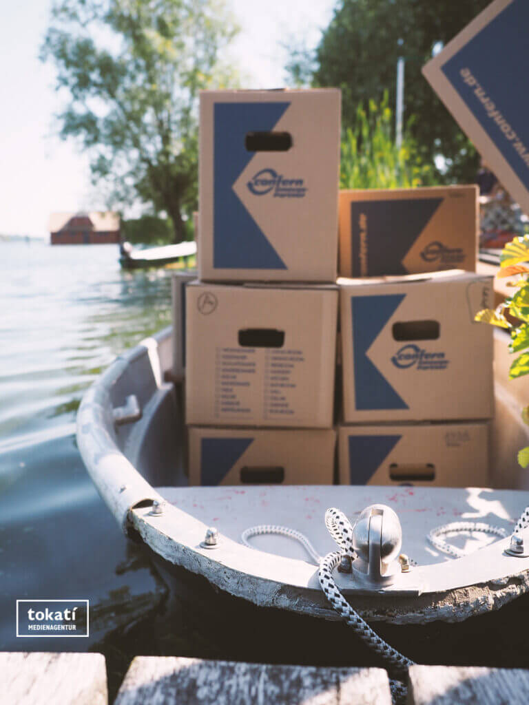 Kartons in einem Boot