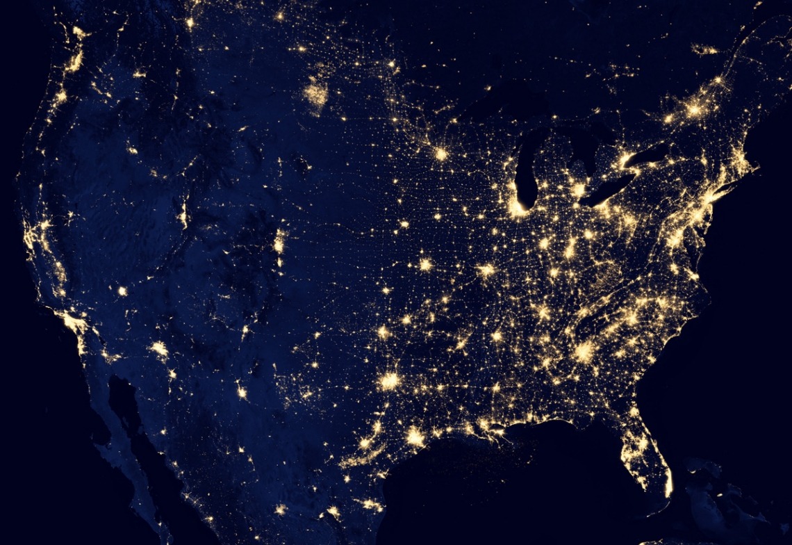 Satellitenbild der nächtlichen USA mit beleuchteten Städten