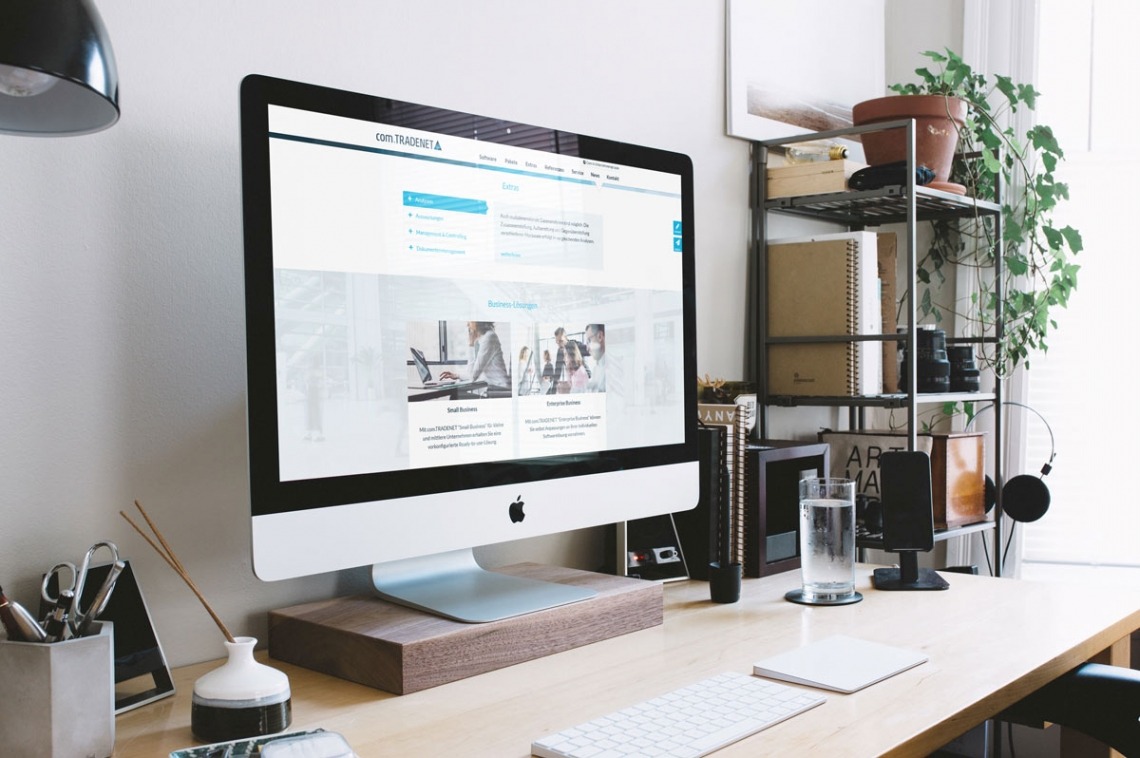 Modernes Home Office mit Computerbildschirm