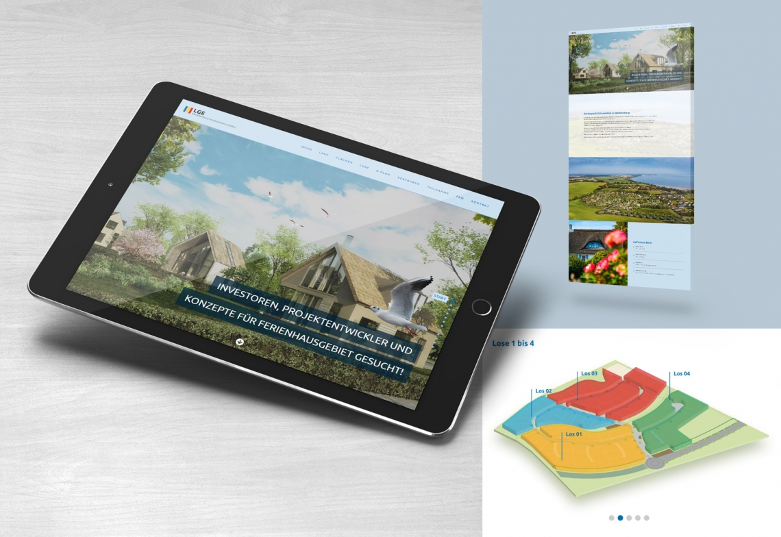 Tablet zeigt Website mit Ferienhauskonzepten und Text 'Investoren, Projektentwickler und Konzepte für Ferienhausgebiet gesucht', daneben Flyer und farbige Lagekarte eines Ferienhausgebiets