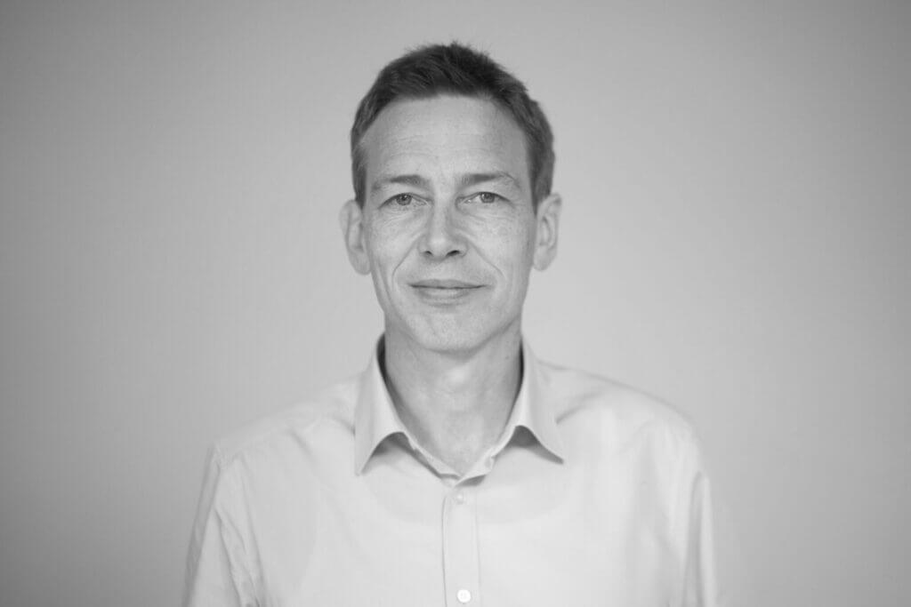 Porträt eines lächelnden Mannes in einem hellen Hemd