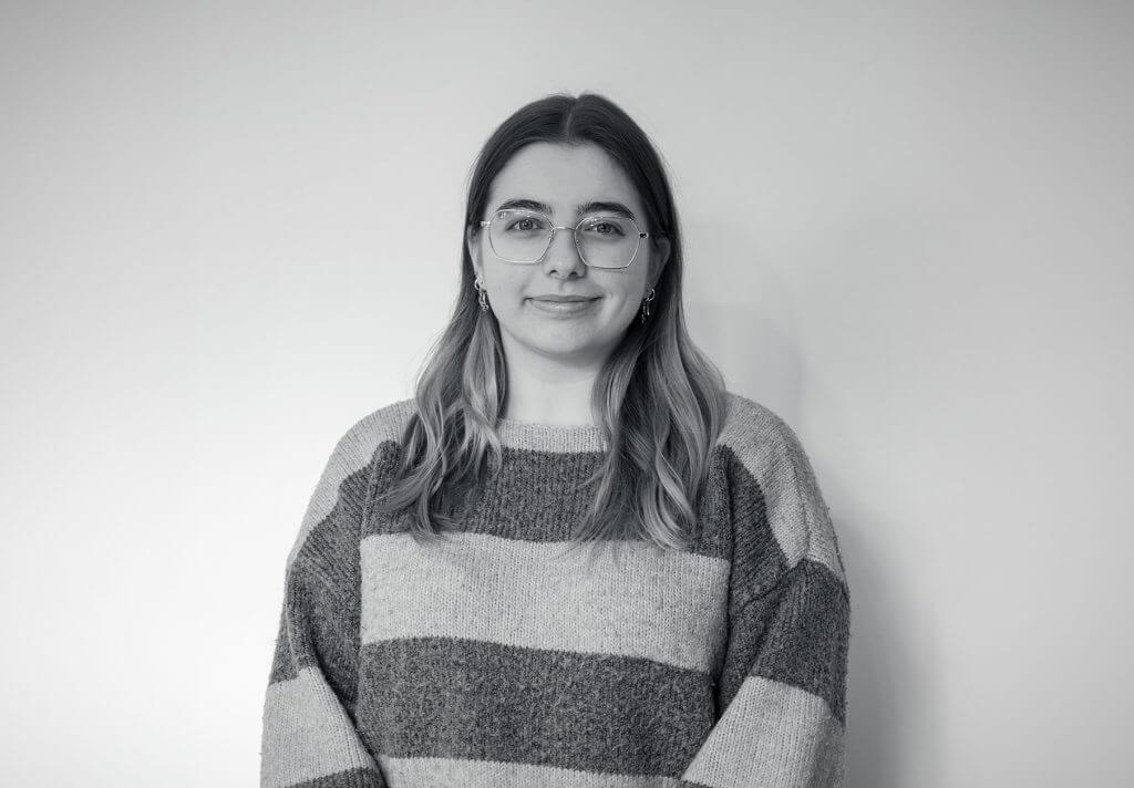 Porträt einer Person mit Brille und gestreiftem Pullover