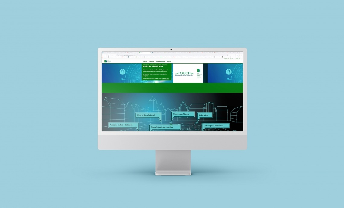 Computerbildschirm zeigt Webseite mit blau-grünem Farbschema