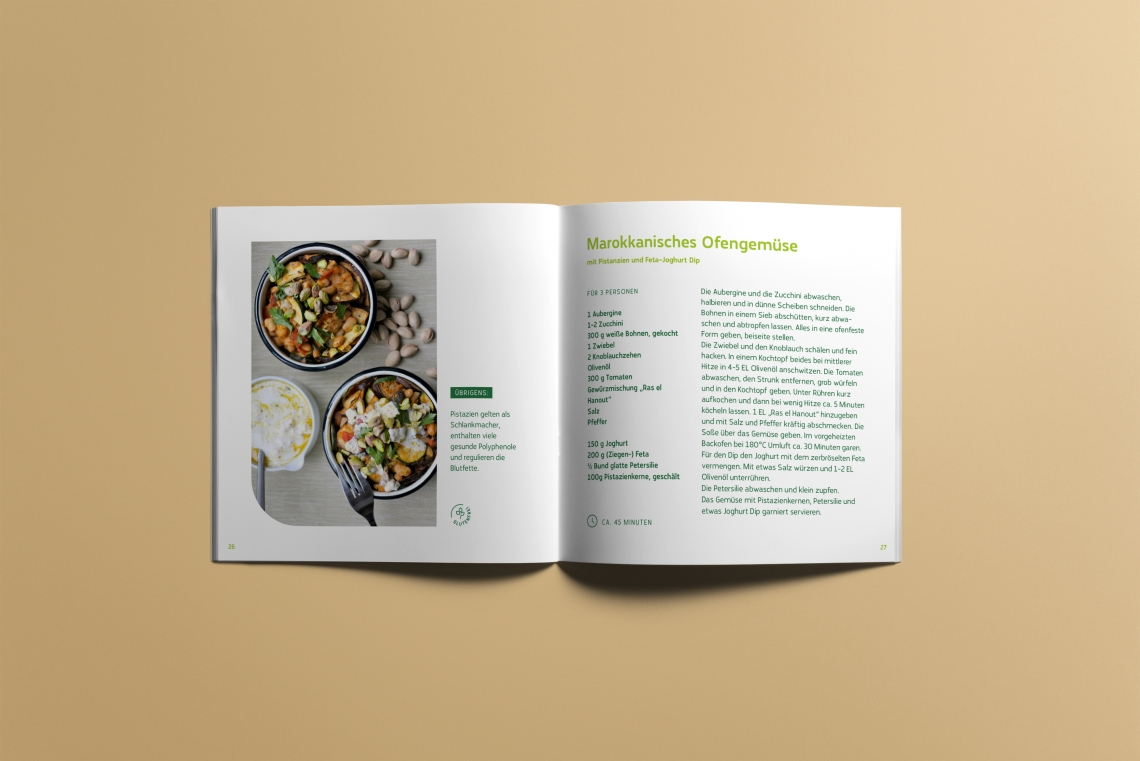 Offene Kochbuchseite mit Rezept für Marokkanisches Ofengemüse.